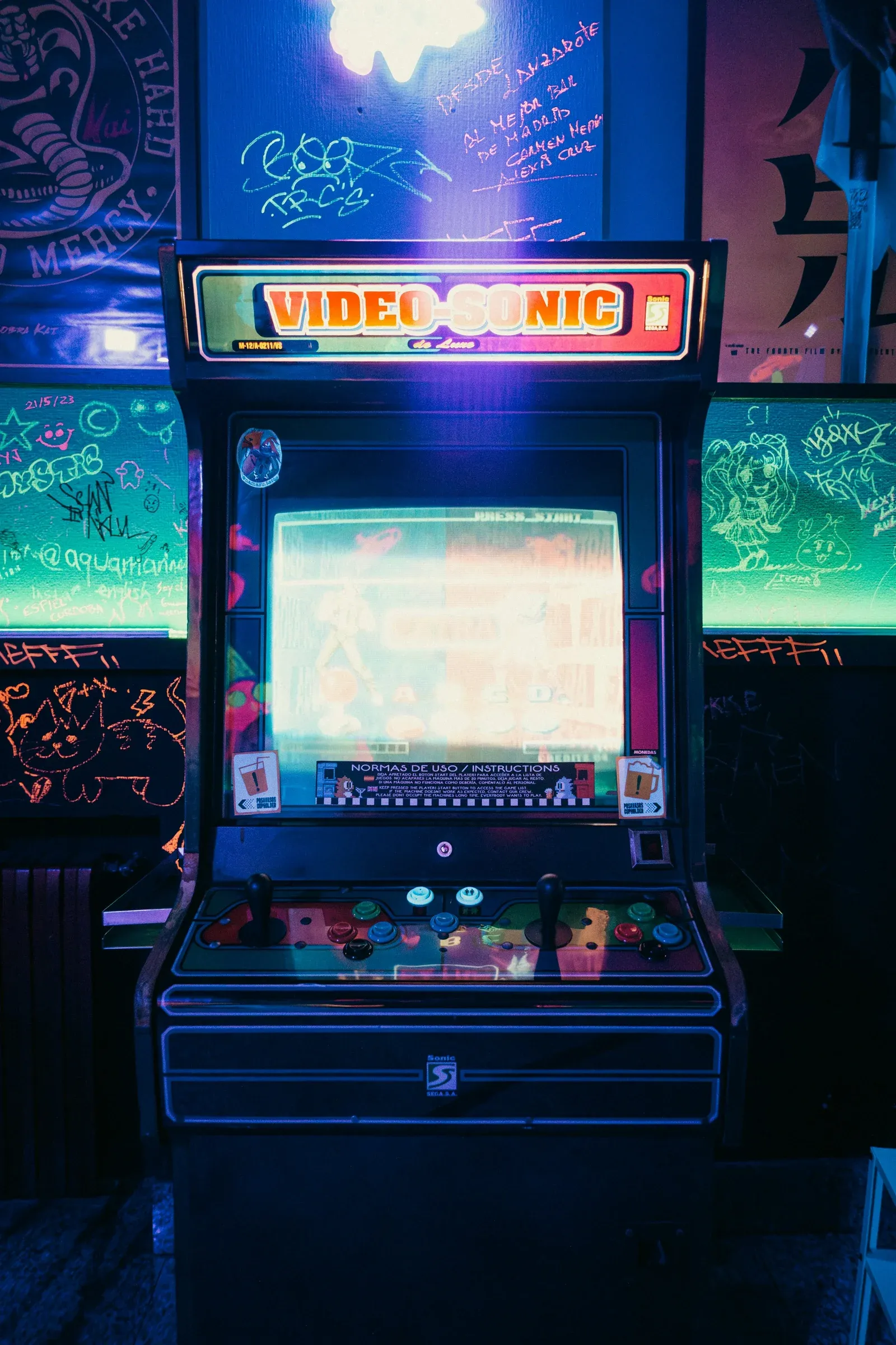 Una máquina recreativa iluminada con luces de neón